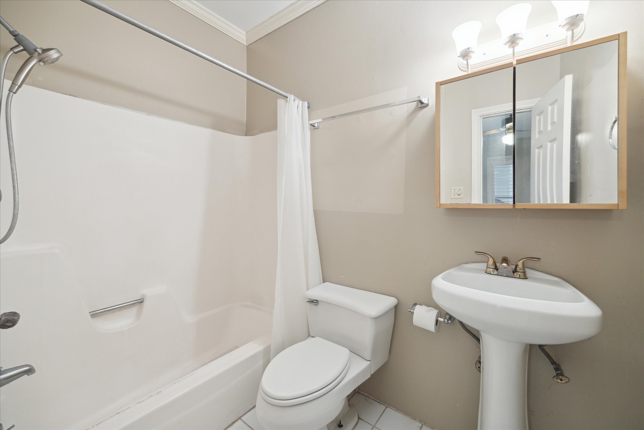 321 West 13th Street Houston, TX 77008 - Photo 7 of 10 a bathroom with a sink toilet and shower