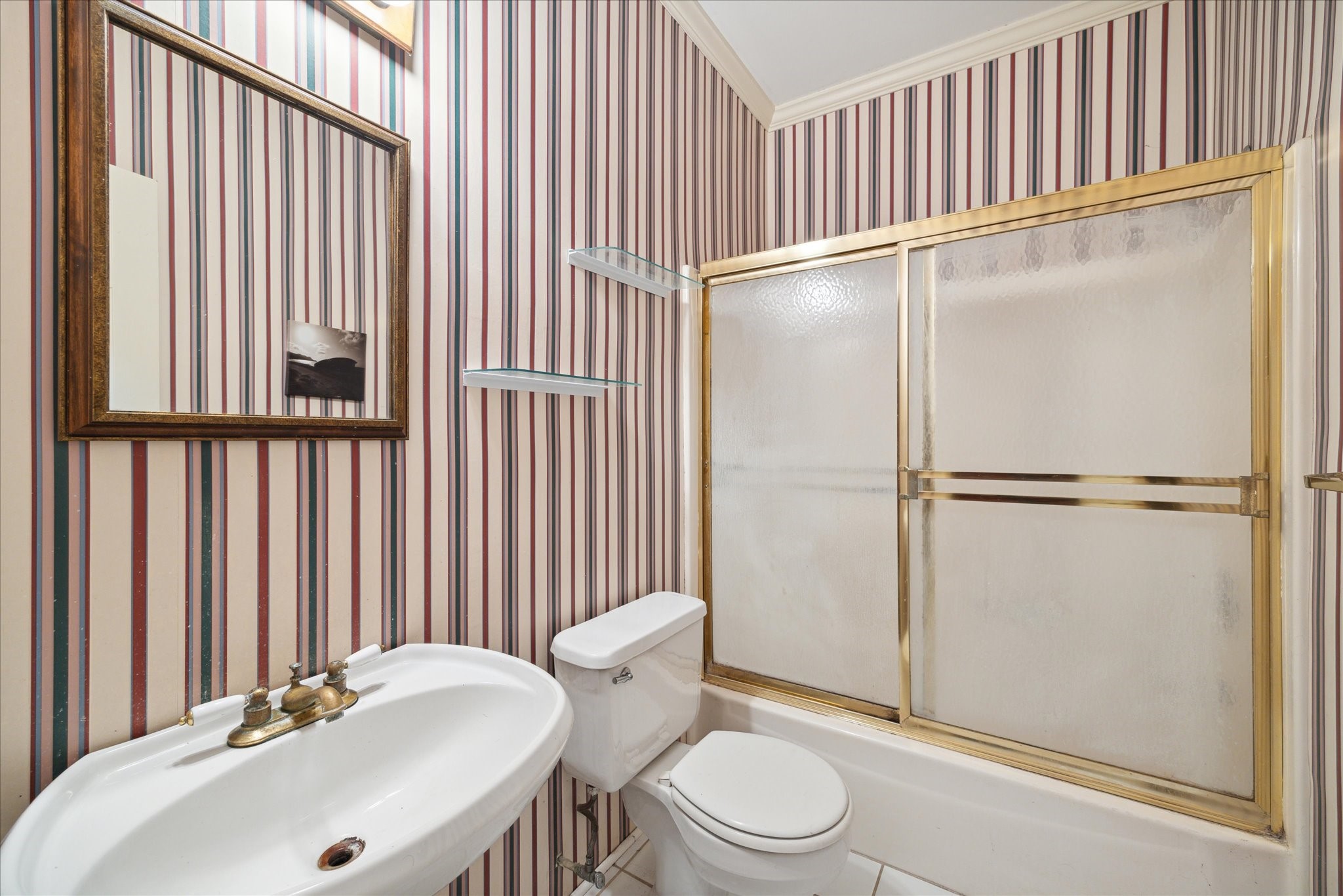 321 West 13th Street Houston, TX 77008 - Photo 9 of 10 a bathroom with a sink a toilet and shower