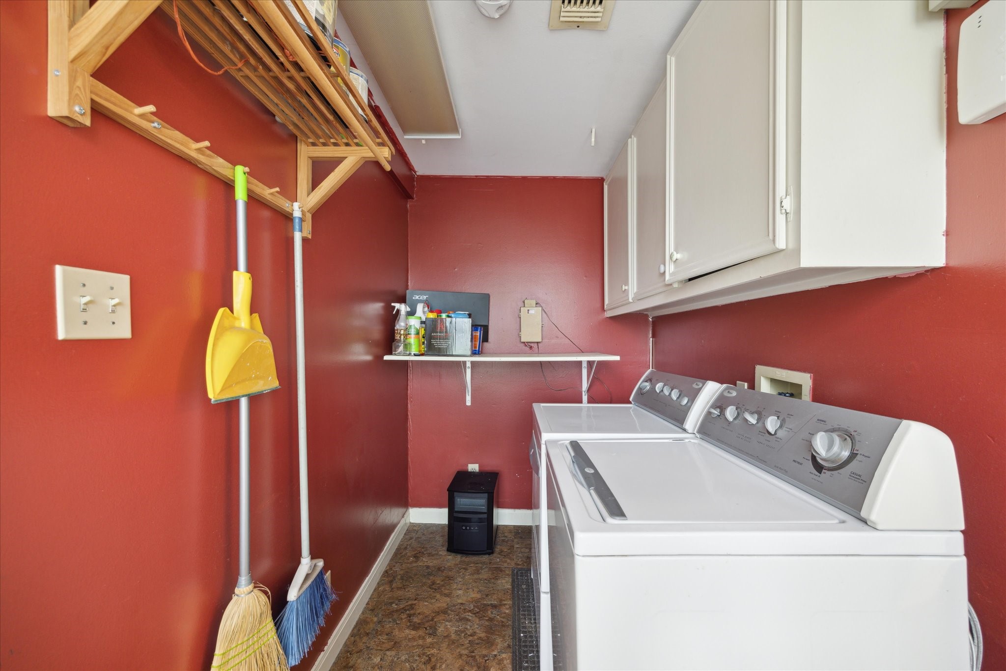 321 West 13th Street Houston, TX 77008 - Photo 10 of 10 a utility room with dryer and washer