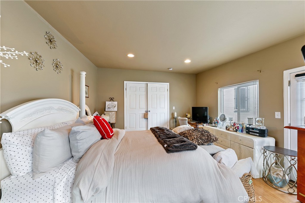 3907 Edgehill Drive Leimert Park, CA 90008 - Photo 11 of 38 a bed room with a bed and a couch