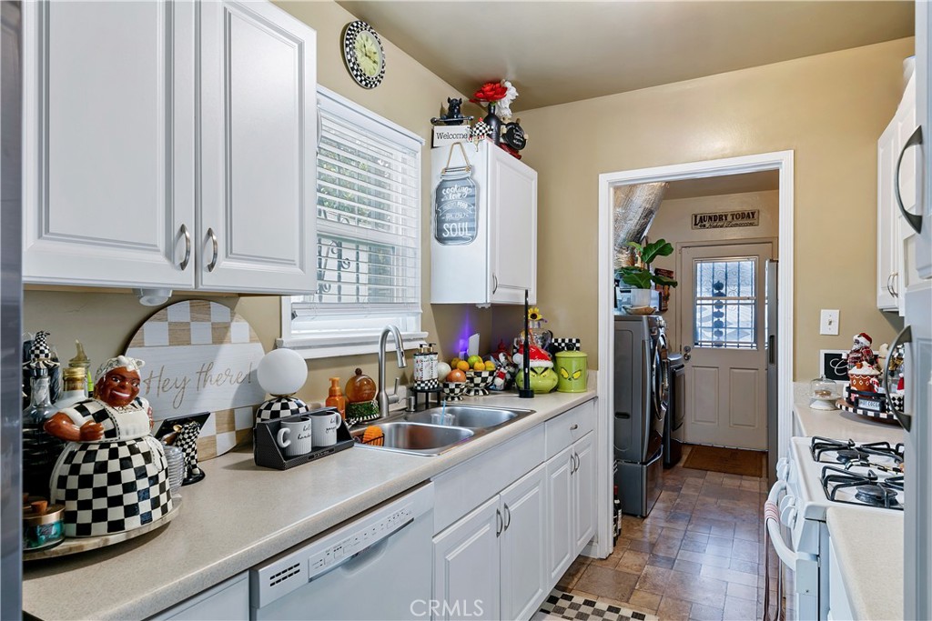 3907 Edgehill Drive Leimert Park, CA 90008 - Photo 20 of 38 a kitchen with a sink and cabinets