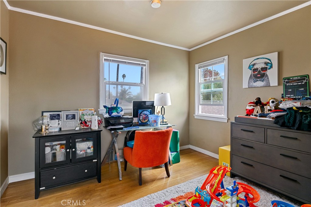 3907 Edgehill Drive Leimert Park, CA 90008 - Photo 28 of 38 a bed room with a bed and a desk