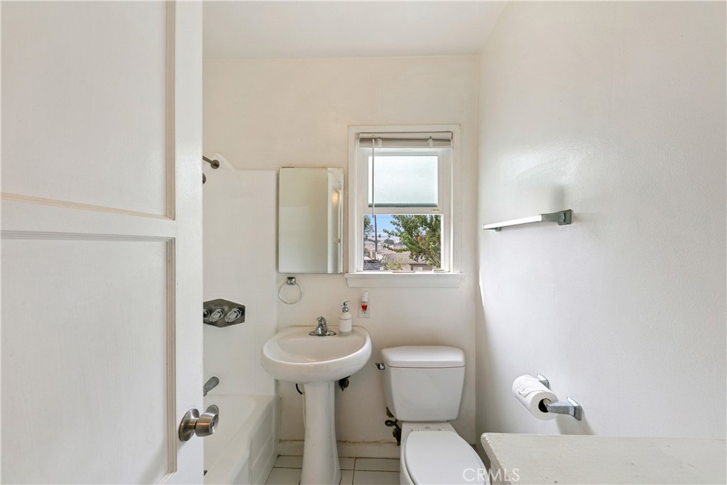 3907 Edgehill Drive Leimert Park, CA 90008 - Photo 30 of 38 a bathroom with a sink toilet and shower
