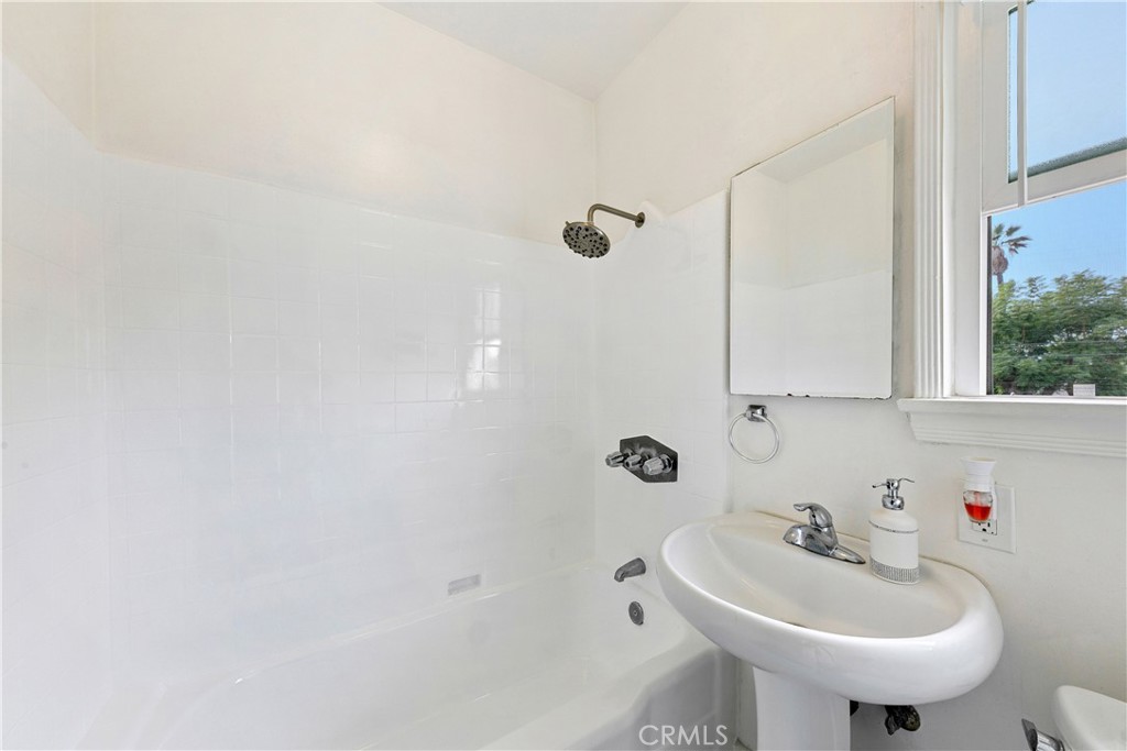 3907 Edgehill Drive Leimert Park, CA 90008 - Photo 31 of 38 a bathroom with a sink a shower and a mirror