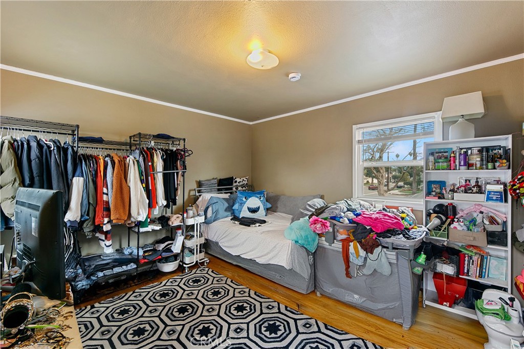 3907 Edgehill Drive Leimert Park, CA 90008 - Photo 33 of 38 a bed room with a bed and a walk in closet