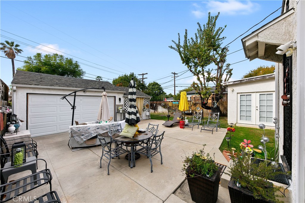 3907 Edgehill Drive Leimert Park, CA 90008 - Photo 34 of 38 a view of a patio with table and chairs and potted plants