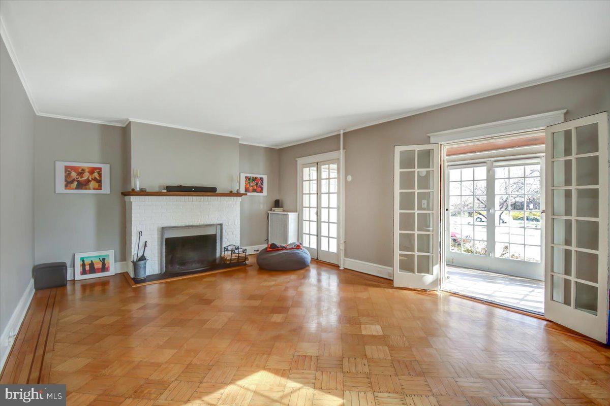 4302 Roland Avenue Baltimore, MD 21210 - Photo 6 of 35