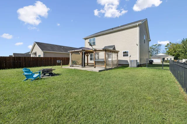 a view of a house with backyard porch and garden