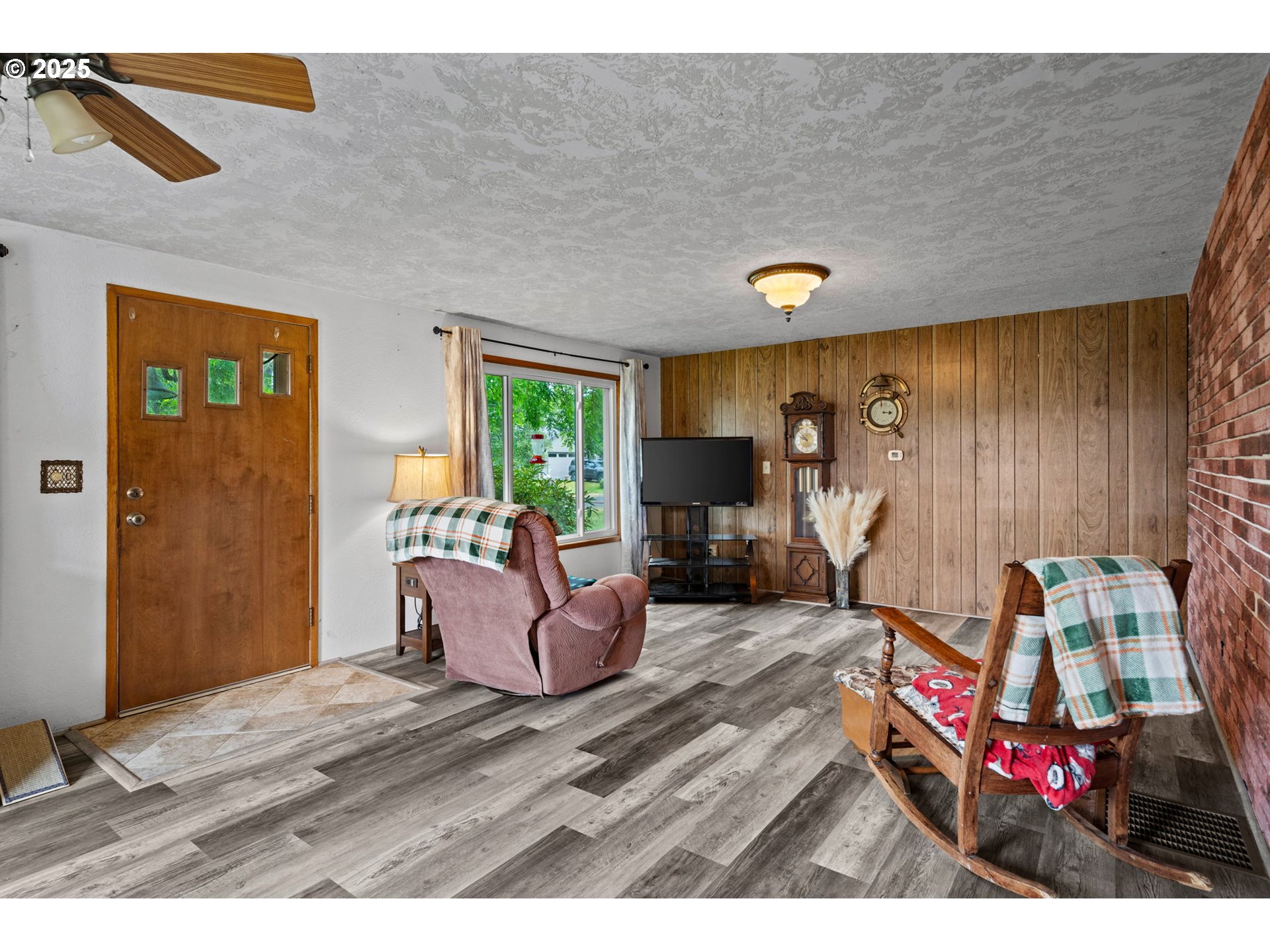 472 7th Avenue Hammond, OR 97121 - Photo 4 of 32 a living room with furniture and a flat screen tv