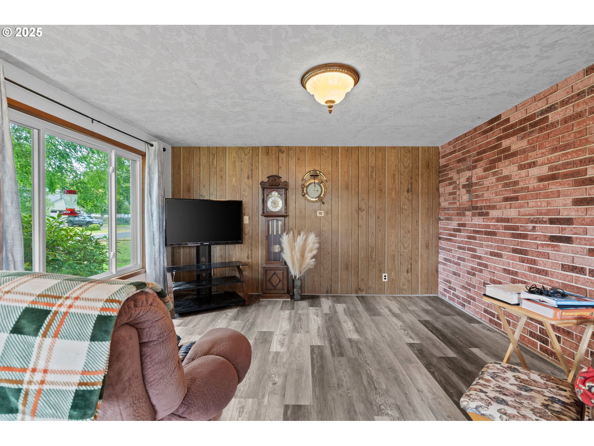 472 7th Avenue Hammond, OR 97121 - Photo 5 of 32 a living room with furniture and a flat screen tv