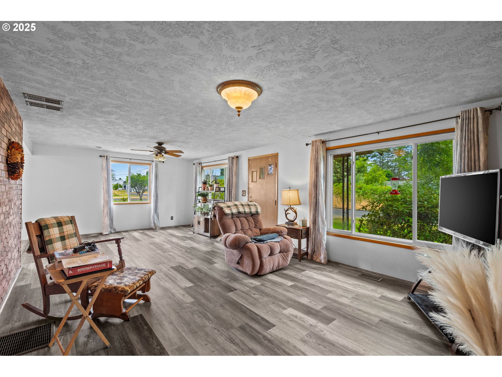 472 7th Avenue Hammond, OR 97121 - Photo 6 of 32 a view of a livingroom with furniture and a window