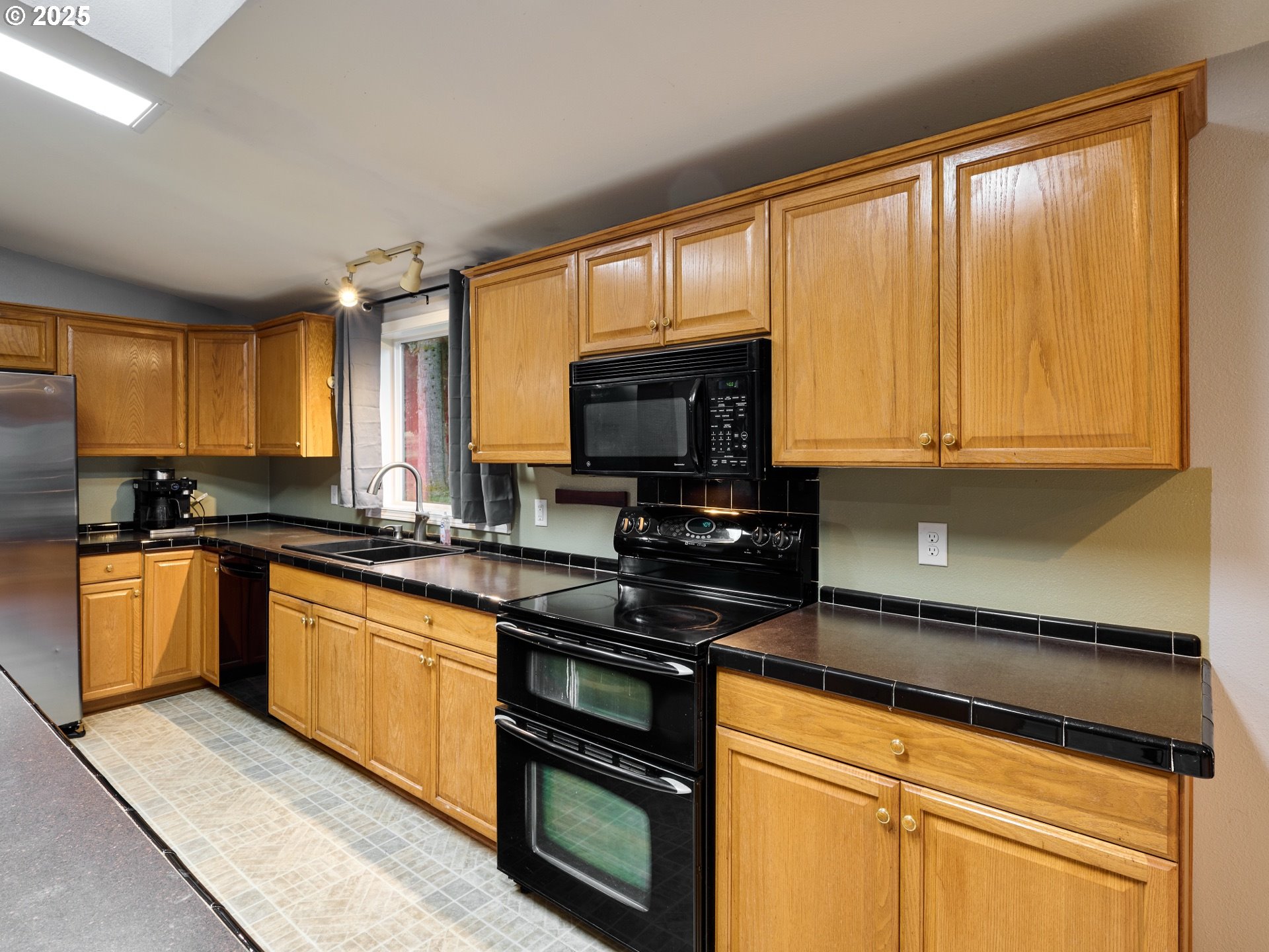 20788 Hazelnut Ridge Road Scotts Mills, OR 97375 - Photo 11 of 46 a kitchen with stainless steel appliances granite countertop a stove a sink and a microwave