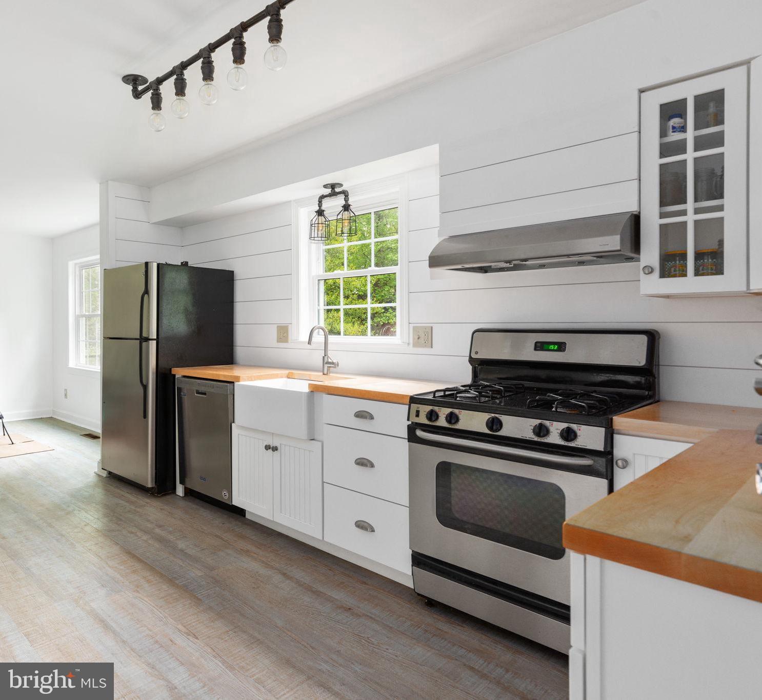 286 Ebenezer Road Bluemont, VA 20135 - Photo 11 of 49 Streamlined flow in kitchen