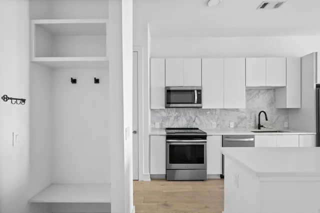 a en suite bathroom with a double vanity sink and a mirror