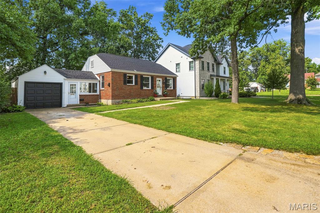 320 Fairway Lane Kirkwood, MO 63122 - Photo 2 of 25 Gallery Image 2