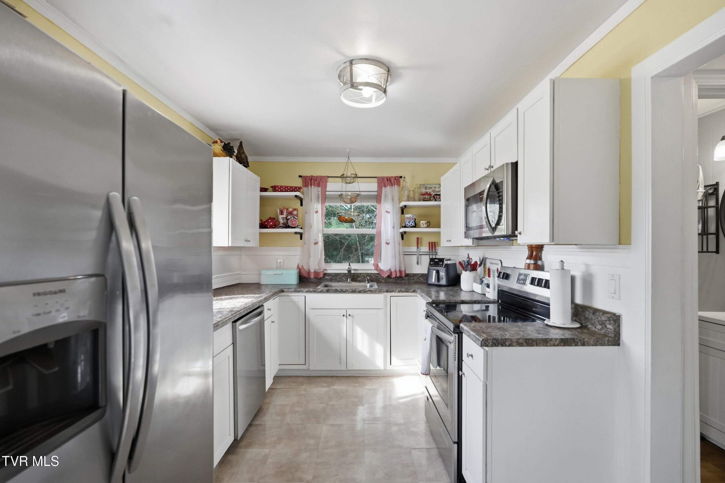 450 South Riverside Drive Elizabethton, TN 37643 - Photo 13 of 28 14_450 s riverside dr-15