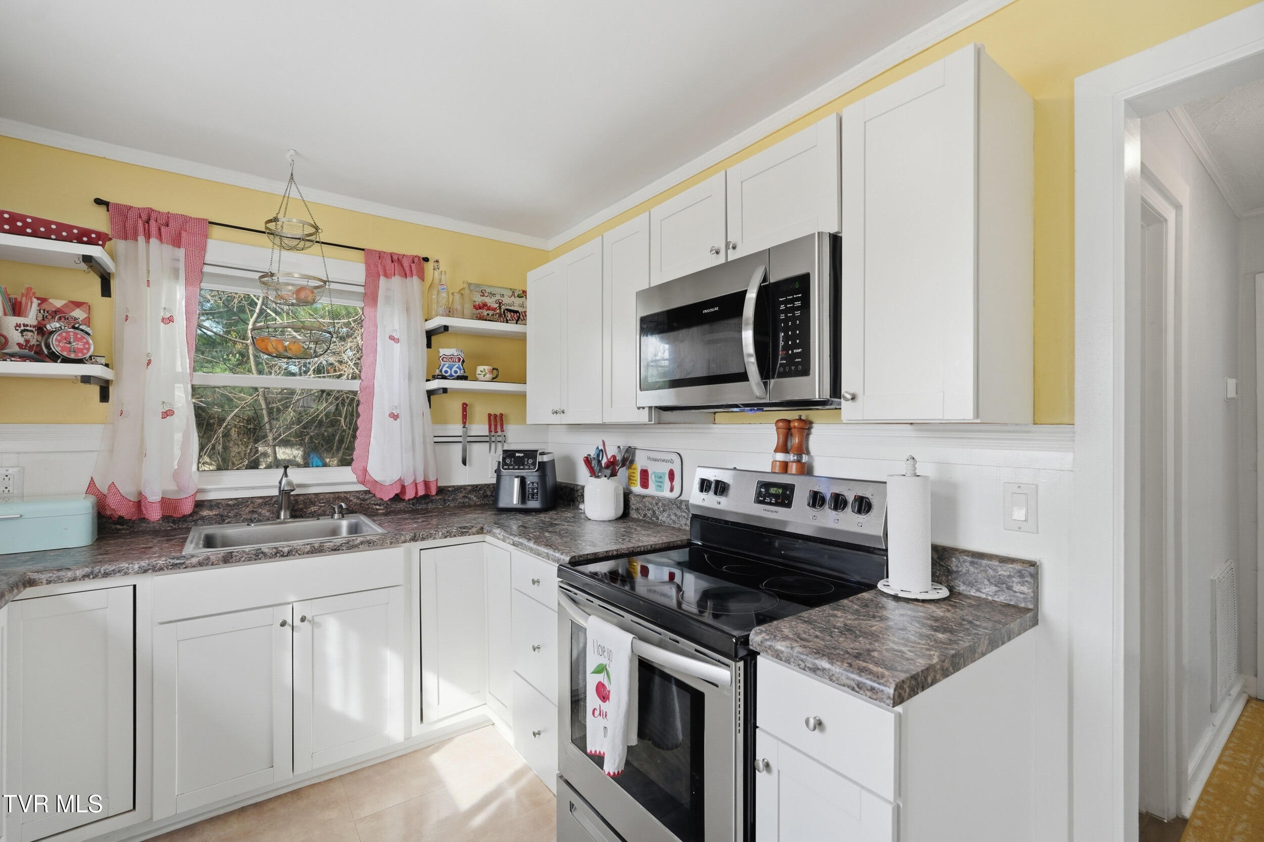 450 South Riverside Drive Elizabethton, TN 37643 - Photo 15 of 28 16_450 s riverside dr-17