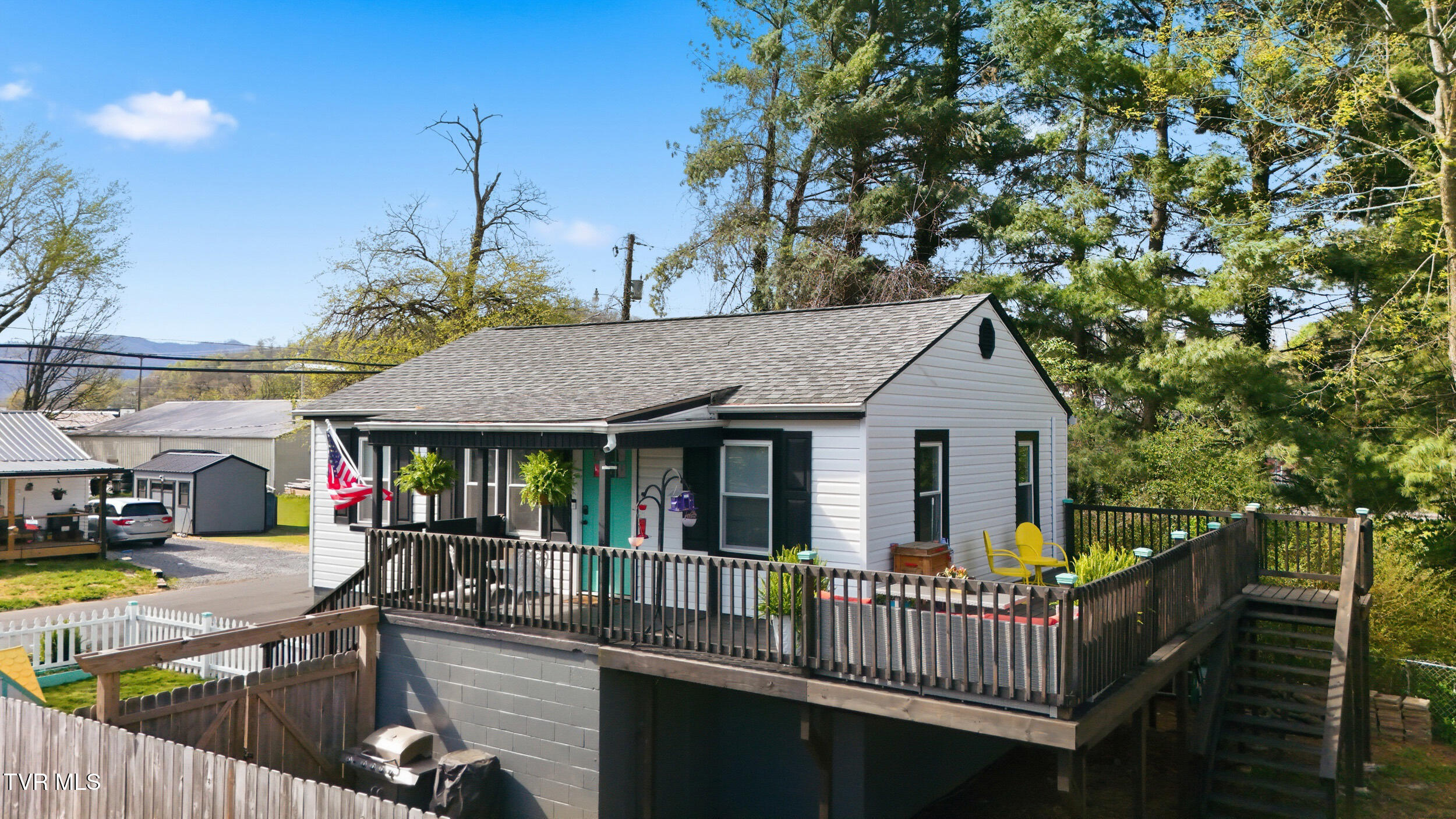 450 South Riverside Drive Elizabethton, TN 37643 - Photo 2 of 28 2_450 s riverside dr-3