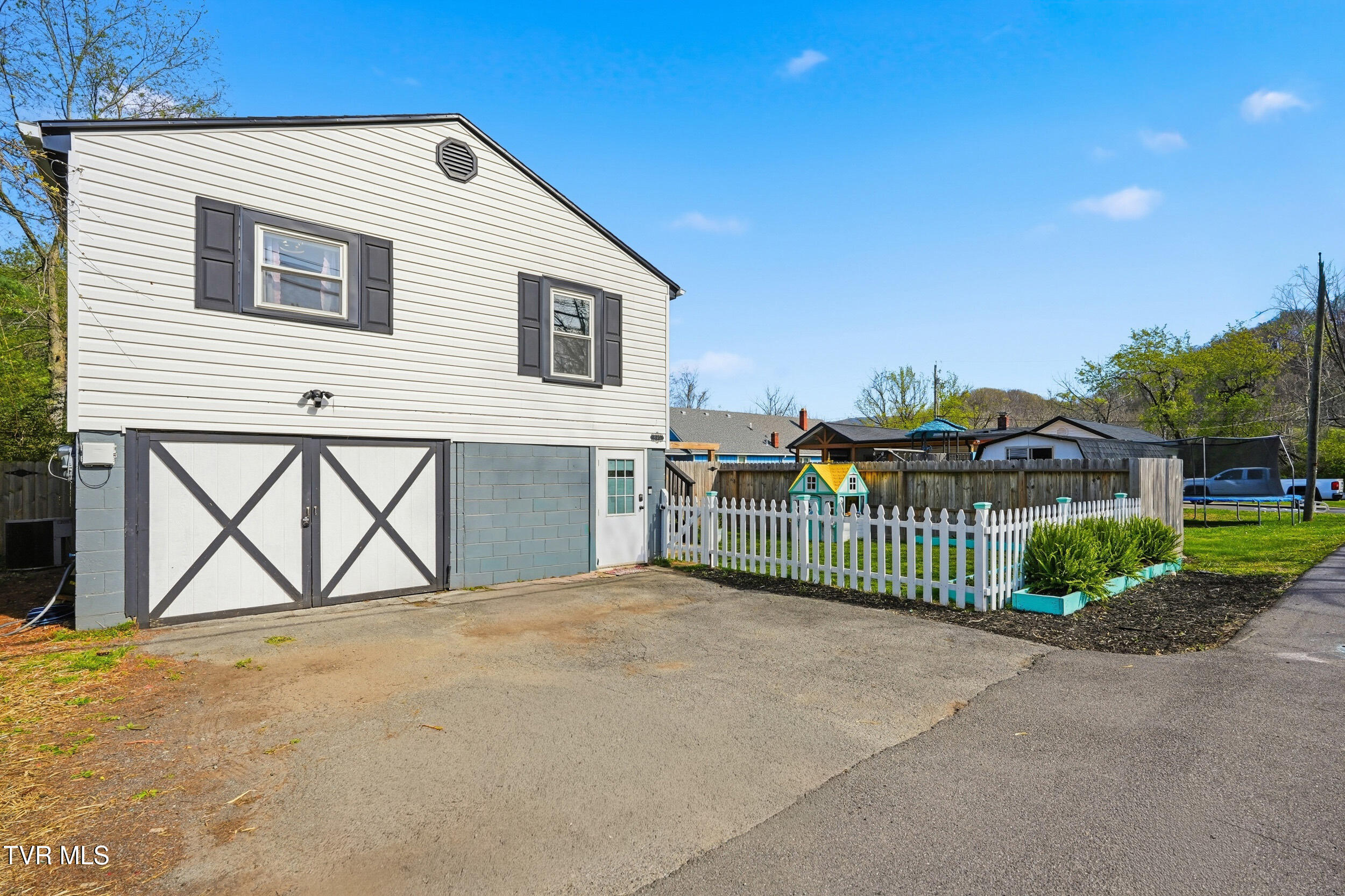 450 South Riverside Drive Elizabethton, TN 37643 - Photo 25 of 28 33_450 s riverside dr-38