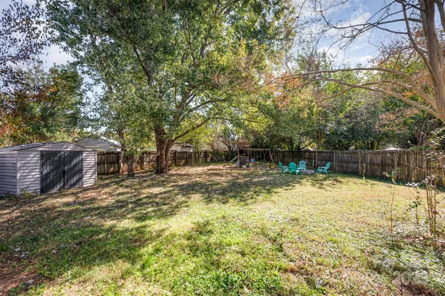 a view of backyard with tree
