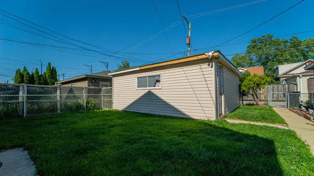 a view of a house with backyard and garden