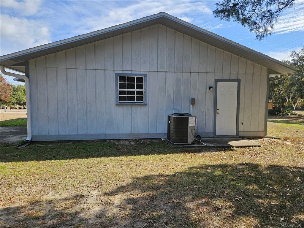 7370 West 7 Rivers Drive Crystal River, FL 34429 - Photo 19 of 22 a backyard of a house