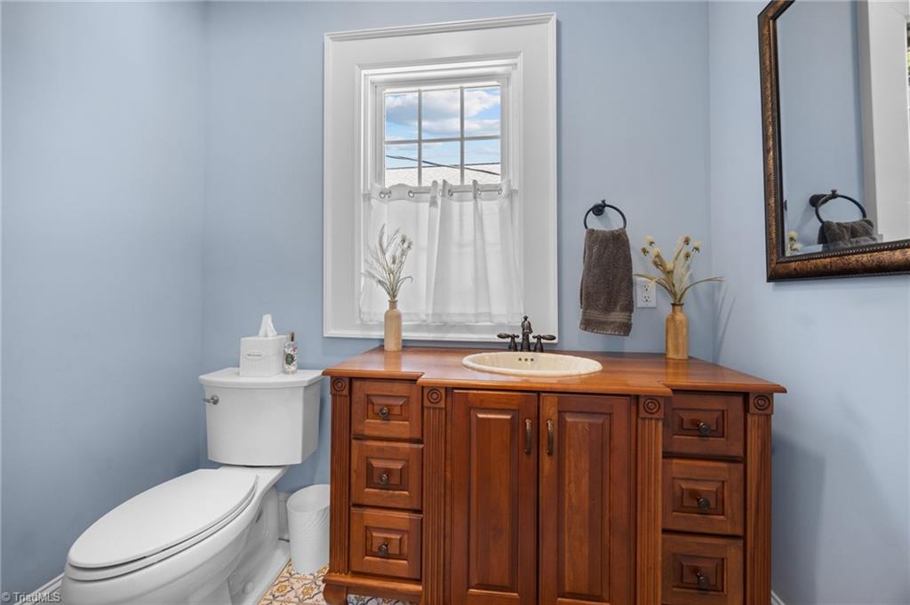 638 Colonial Drive High Point, NC 27262 - Photo 18 of 50