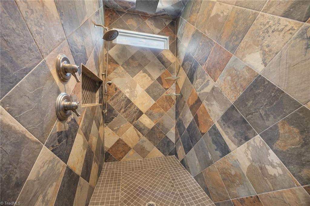 638 Colonial Drive High Point, NC 27262 - Photo 28 of 50