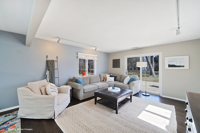 2007 Driving Park Road Wheaton, IL 60187 - Photo 11 of 29 a living room with furniture and wooden floor