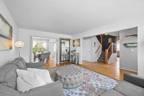 $499,000 | 421 Thompson Boulevard, Buffalo Grove, IL 60089