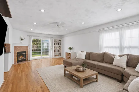 $499,000 | 421 Thompson Boulevard, Buffalo Grove, IL 60089