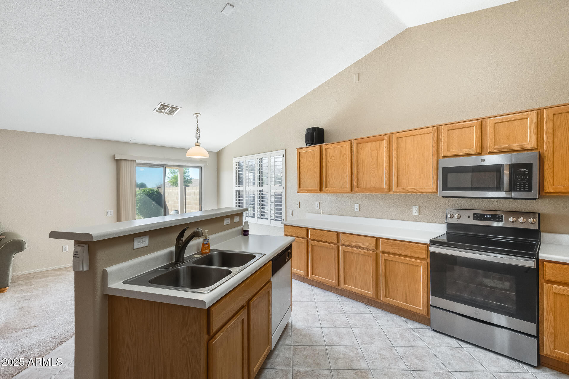 642 South Thunderbird Drive Apache Junction, AZ 85120 - Photo 15 of 53 a kitchen that has a sink and a stove