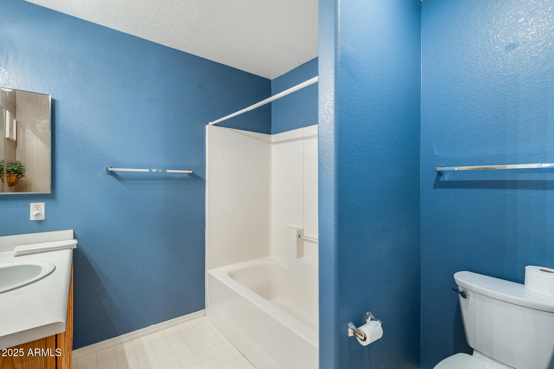642 South Thunderbird Drive Apache Junction, AZ 85120 - Photo 33 of 53 a bathroom with a toilet and a bathtub