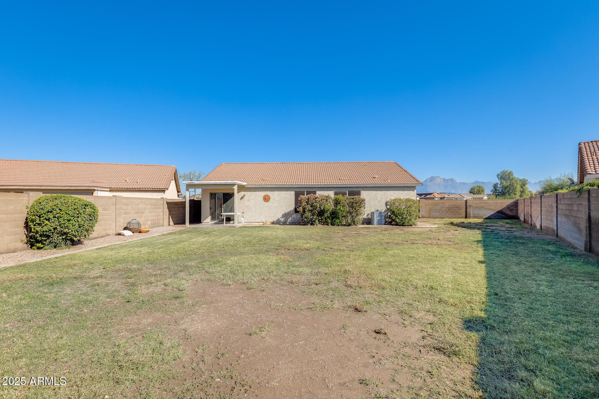 642 South Thunderbird Drive Apache Junction, AZ 85120 - Photo 37 of 53 a view of a big room with a big yard