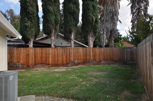 a view of a backyard with barn