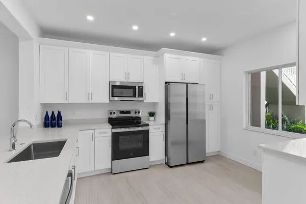 $428,500 | 700 Saratoga Circle, Unit B101, Naples, FL 34104