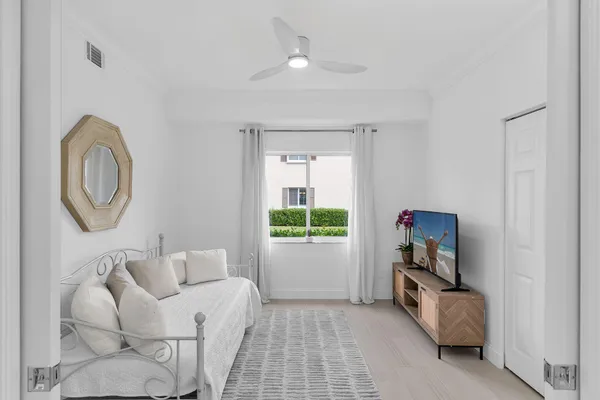 $428,500 | 700 Saratoga Circle, Unit B101, Naples, FL 34104
