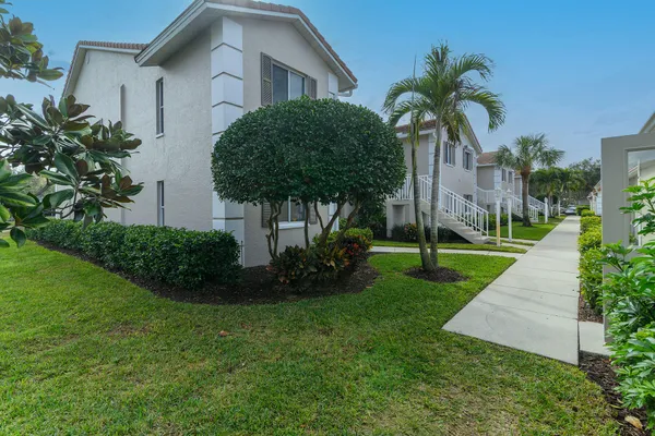 $428,500 | 700 Saratoga Circle, Unit B101, Naples, FL 34104