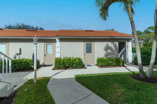 $428,500 | 700 Saratoga Circle, Unit B101, Naples, FL 34104