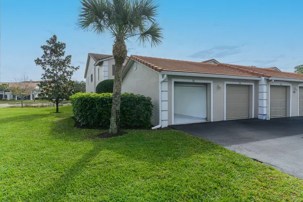 $428,500 | 700 Saratoga Circle, Unit B101, Naples, FL 34104