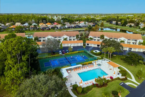 $428,500 | 700 Saratoga Circle, Unit B101, Naples, FL 34104