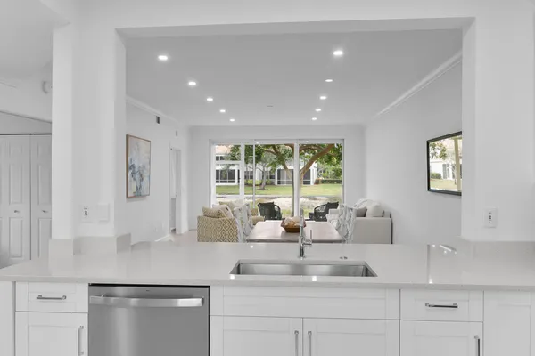 $428,500 | 700 Saratoga Circle, Unit B101, Naples, FL 34104