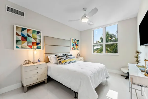 $824,000 | 450 North Federal Highway, Unit 711, Boynton Beach, FL 33435