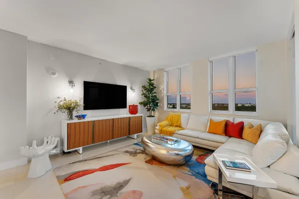 $824,000 | 450 North Federal Highway, Unit 711, Boynton Beach, FL 33435
