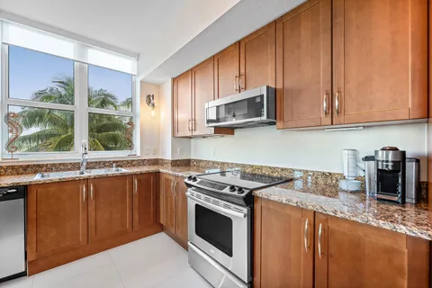 $875,000 | 450 North Federal Highway, Unit 711, Boynton Beach, FL 33435