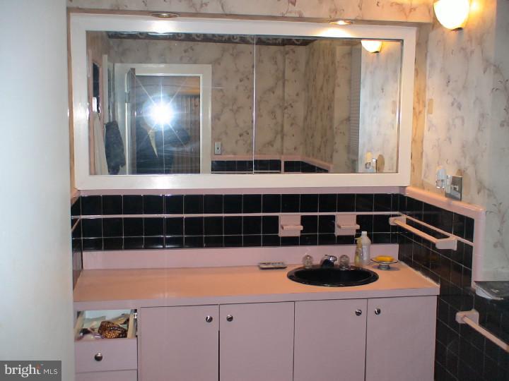 7101 Sherwood Road Philadelphia, PA 19151 - Photo 14 of 22 Master Bathroom