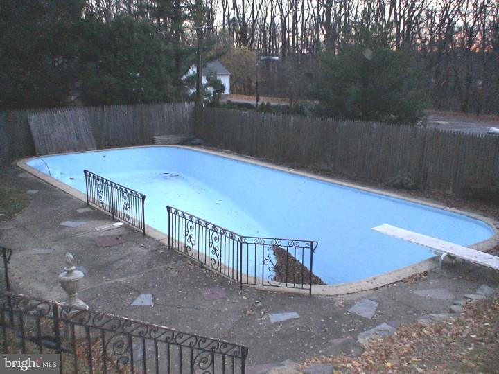7101 Sherwood Road Philadelphia, PA 19151 - Photo 21 of 22 Pool
