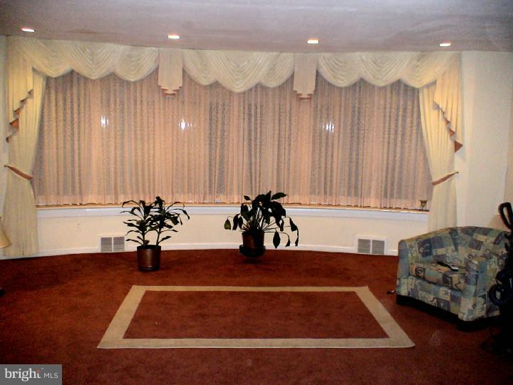 7101 Sherwood Road Philadelphia, PA 19151 - Photo 5 of 22 Living Room