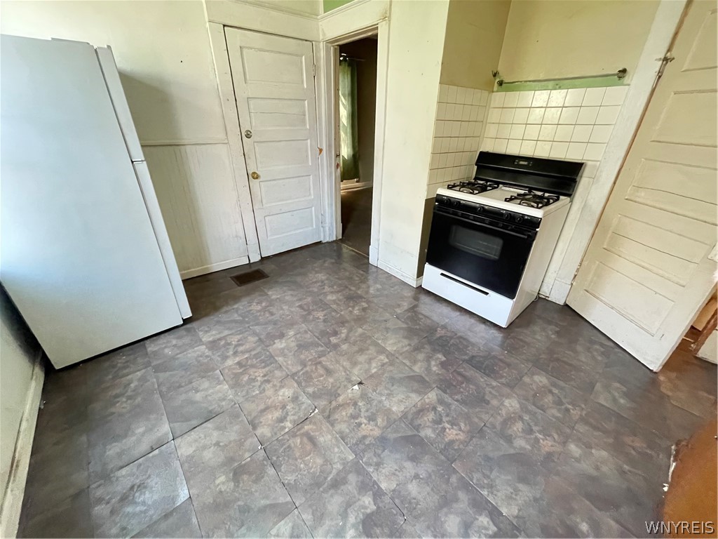 29 Garner Avenue Buffalo, NY 14213 - Photo 3 of 6