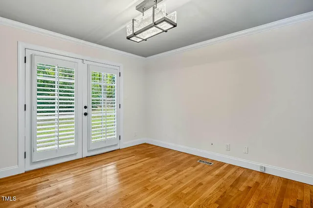 a view of a house with backyard